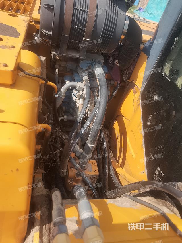 液压泵舱室正面整体（整机外观）