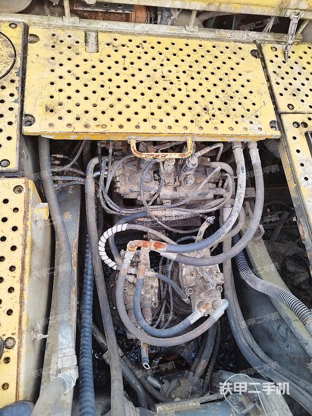 回转马达和主控阀（整机外观）