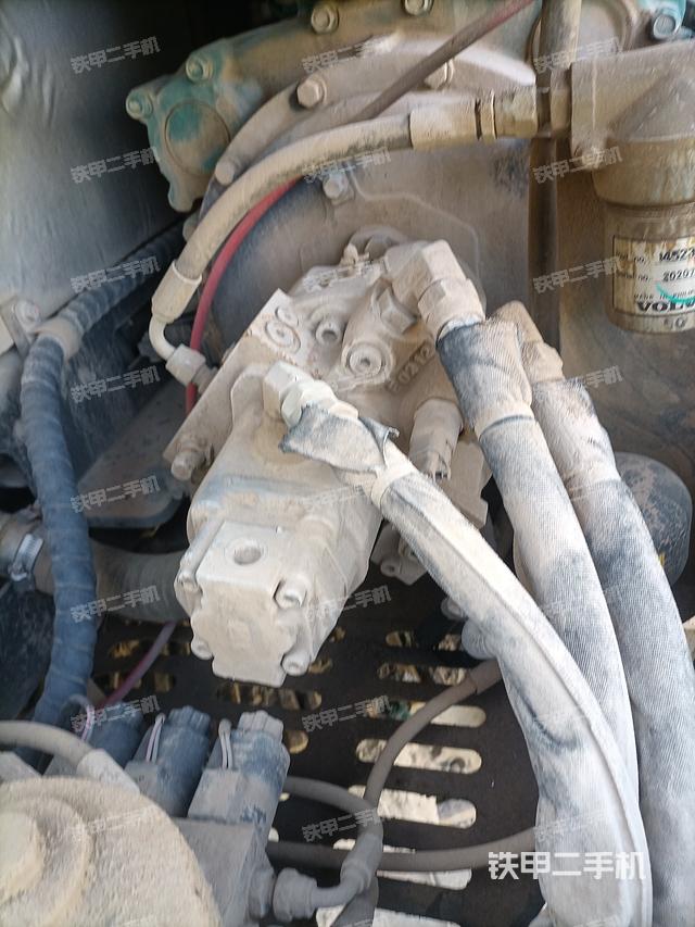 液压泵舱室正面整体（整机外观）