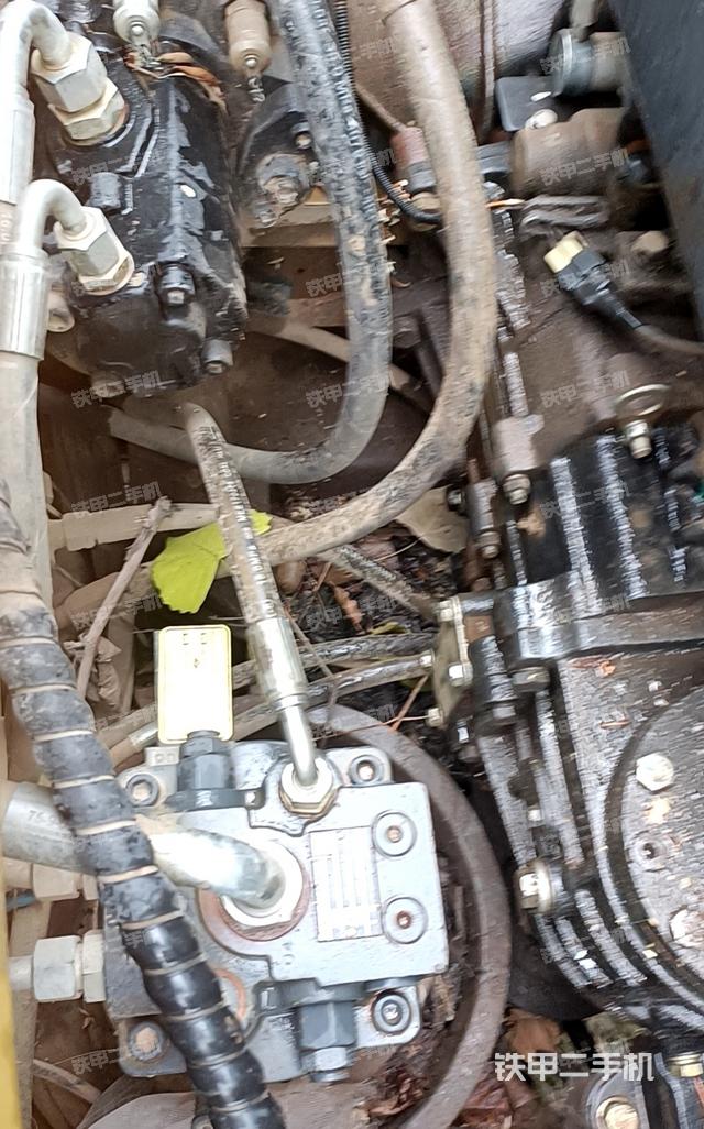 液压泵舱室正面整体（整机外观）