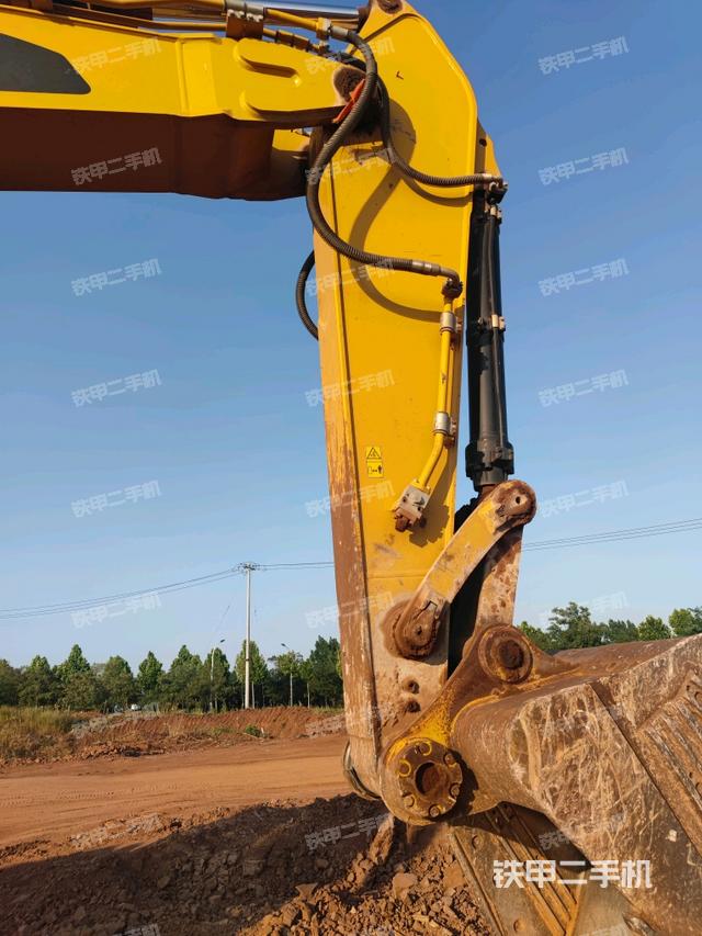 小臂整体左后(工作和回转装置) 小臂整体左后(工作和回转装置)