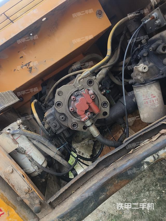 液压泵舱室正面整体（整机外观）