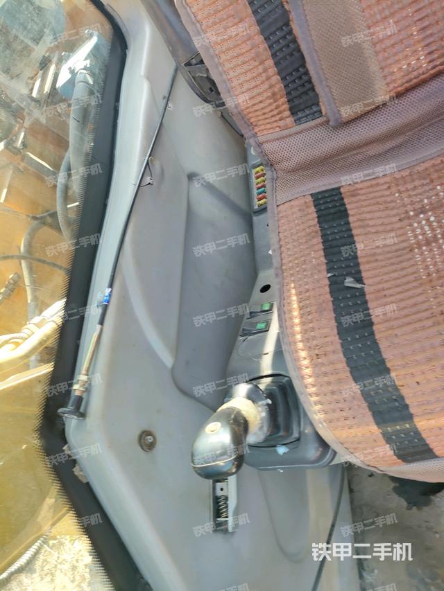 座椅右側(cè)控制臺(tái)/鑰匙門(mén)/油門(mén)/含右手柄（駕駛室部分）