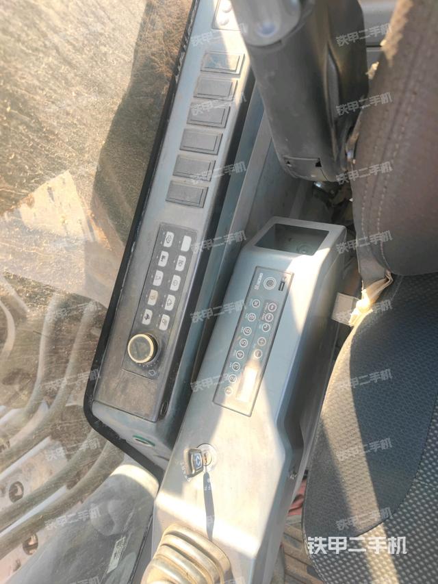 座椅左侧控制台/音响/含左手柄（驾驶室部分）