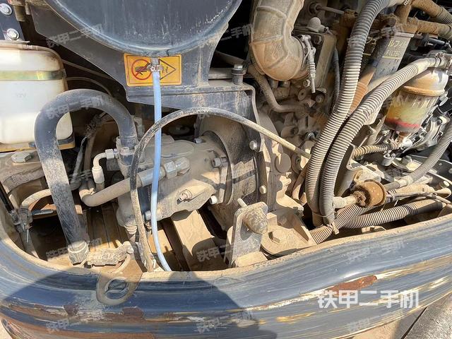 液压泵舱室正面整体（整机外观）