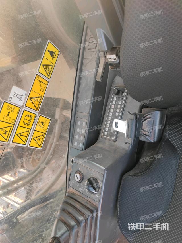 座椅左侧控制台/音响/含左手柄(驾驶室部分) 座椅左侧控制台/音响/含左手柄(驾驶室部分)