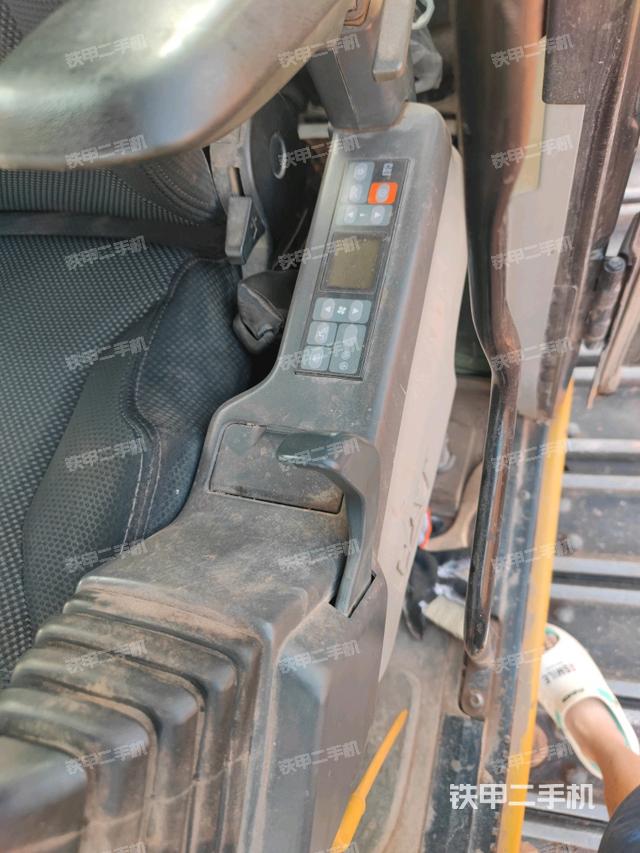 座椅右侧控制台/钥匙门/油门/含右手柄(驾驶室部分) 座椅右侧控制台/钥匙门/油门/含右手柄(驾驶室部分)