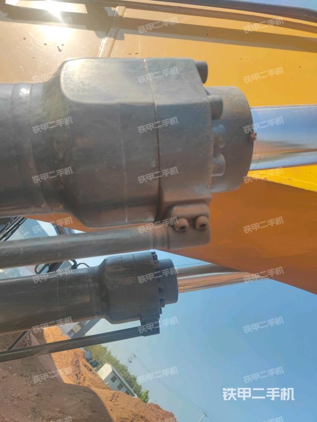 大臂油缸整体 竖拍（工作和回转装置）