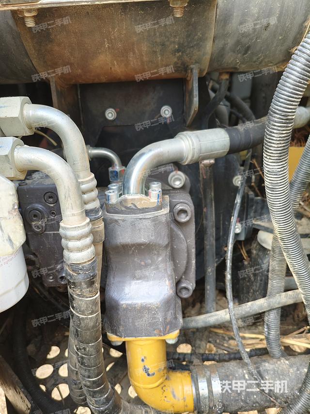 液压泵舱室正面整体（整机外观）