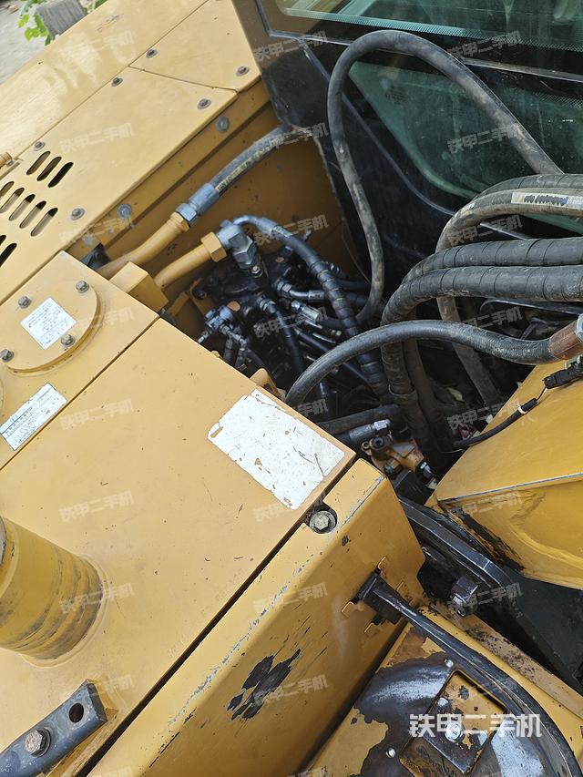 回转马达和主控阀（整机外观）