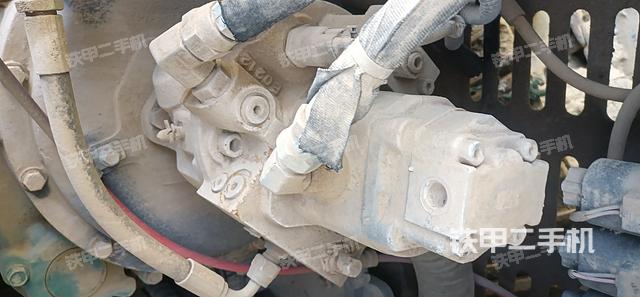 液压泵舱室正面整体（整机外观）