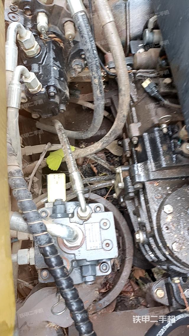 回转马达和主控阀（整机外观）