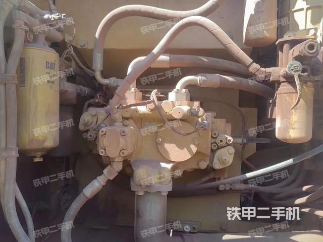 液压泵舱室正面整体（整机外观）