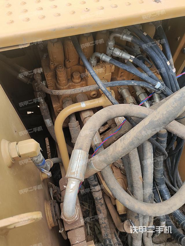 回转马达和主控阀（整机外观）