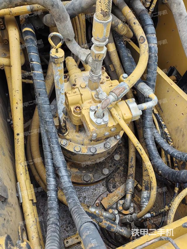 回转马达和主控阀（整机外观）