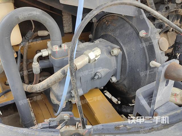 液压泵舱室正面整体（整机外观）