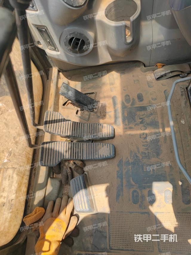 行走控制手柄和踏板?俯拍(駕駛室部分) 行走控制手柄和踏板?俯拍(駕駛室部分)