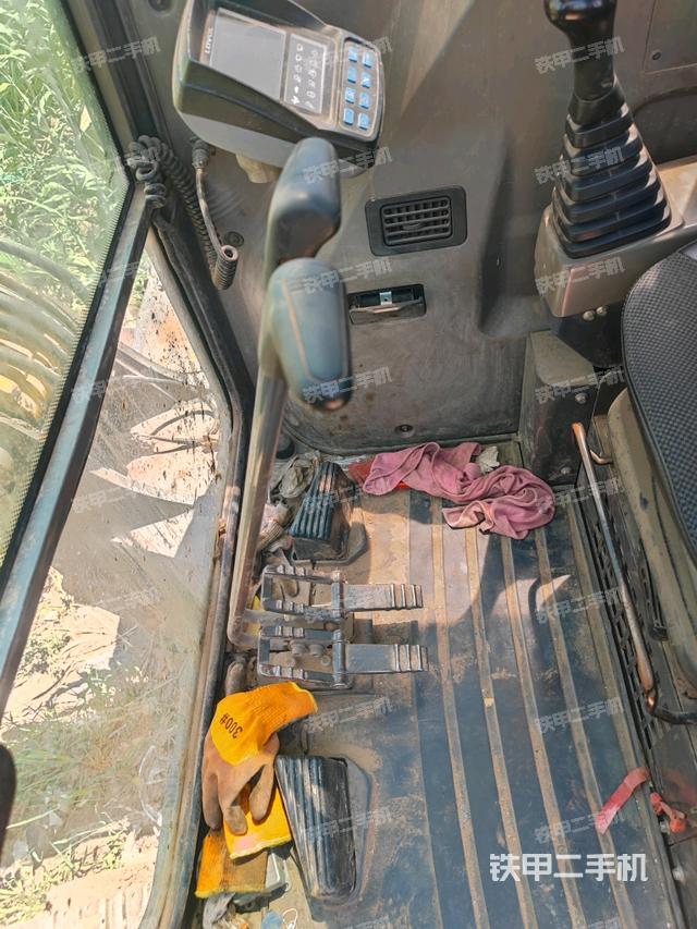 行走控制手柄和踏板 俯拍(驾驶室部分) 行走控制手柄和踏板 俯拍(驾驶室部分)