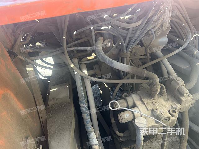 回转马达和主控阀（整机外观）