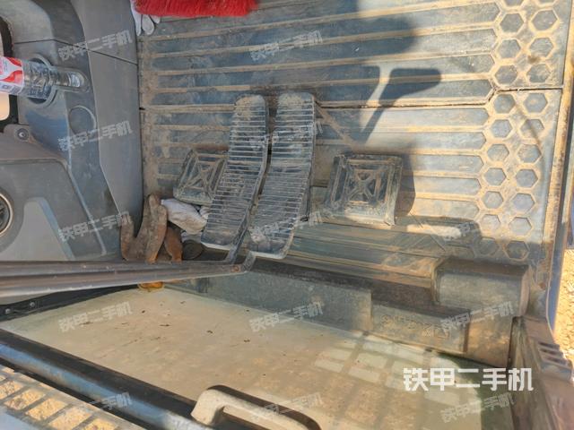 行走控制手柄和踏板?俯拍(駕駛室部分) 行走控制手柄和踏板?俯拍(駕駛室部分)