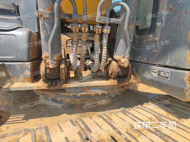 轉(zhuǎn)盤和下車架正前(工作和回轉(zhuǎn)裝置) 轉(zhuǎn)盤和下車架正前(工作和回轉(zhuǎn)裝置)