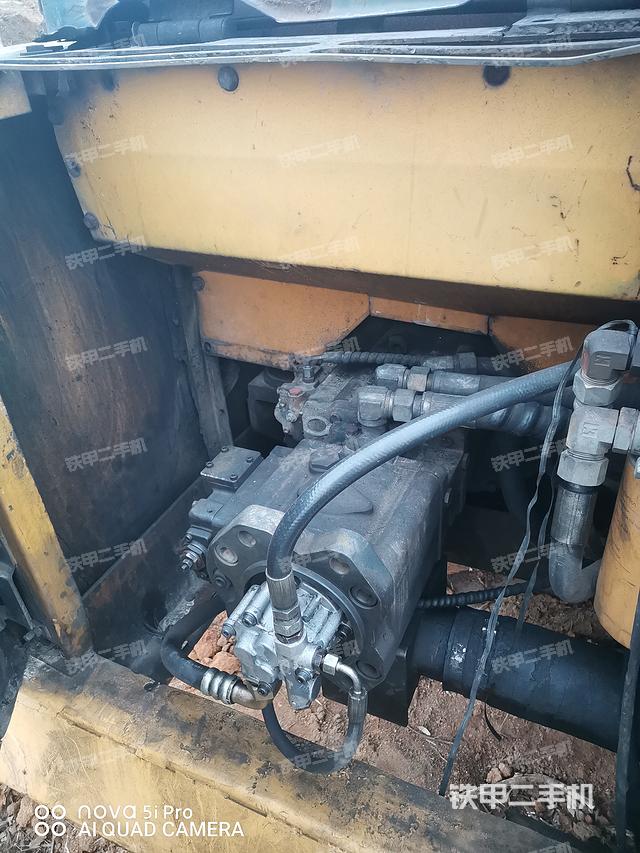 液压泵舱室正面整体（整机外观）