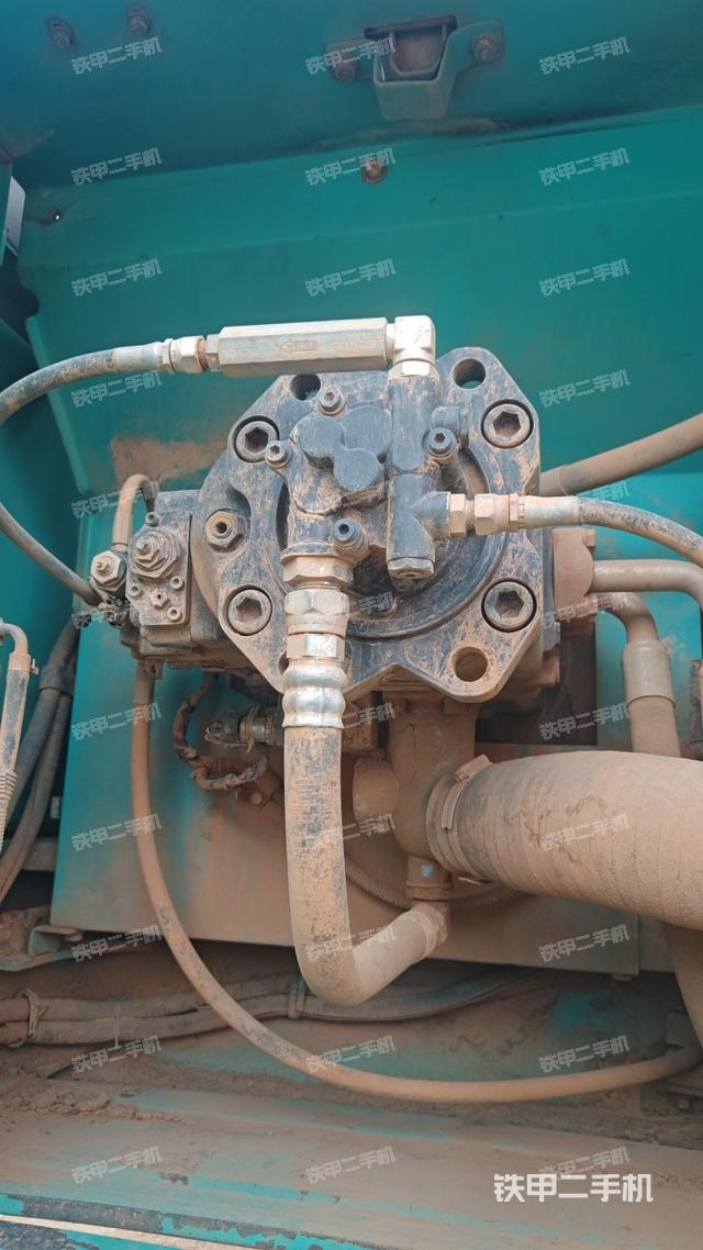 液压泵舱室正面整体（整机外观）