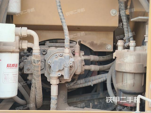 液压泵舱室正面整体（整机外观）