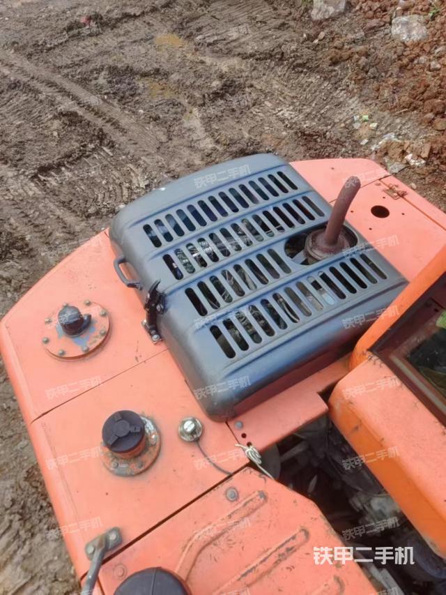 液压泵舱室正面整体（整机外观）