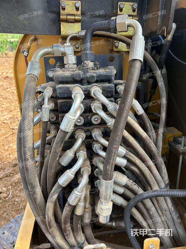 回转马达和主控阀（整机外观）