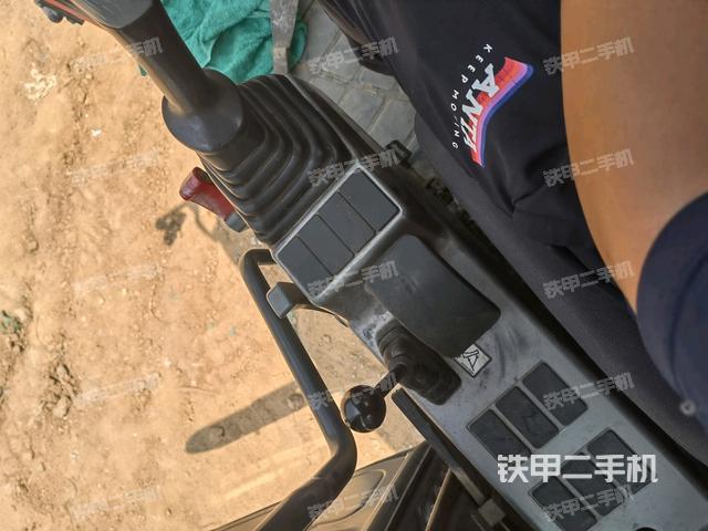 座椅左側(cè)控制臺(tái)/音響/含左手柄(駕駛室部分) 座椅左側(cè)控制臺(tái)/音響/含左手柄(駕駛室部分)