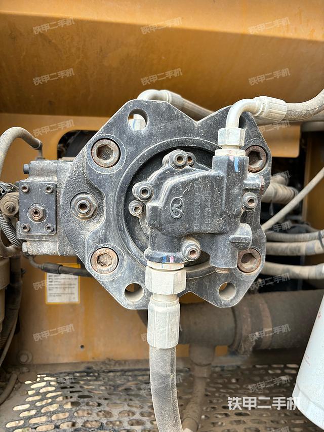 液压泵舱室正面整体（整机外观）