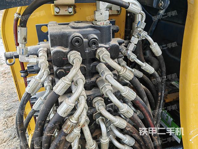 回转马达和主控阀（整机外观）