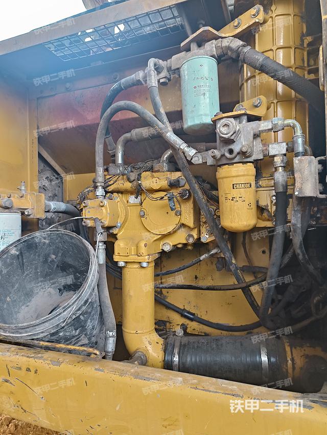 液压泵舱室正面整体（整机外观）