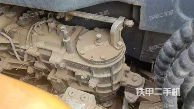 液压泵舱室正面整体（整机外观）