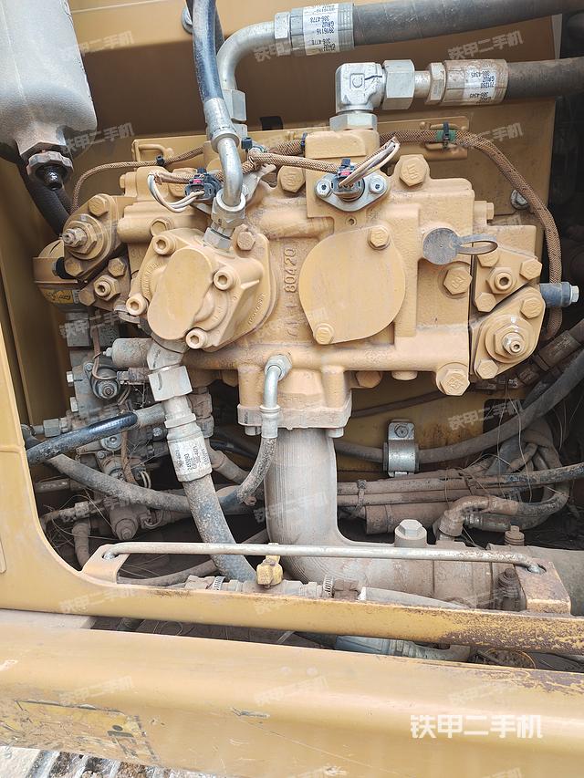 液压泵舱室正面整体（整机外观）