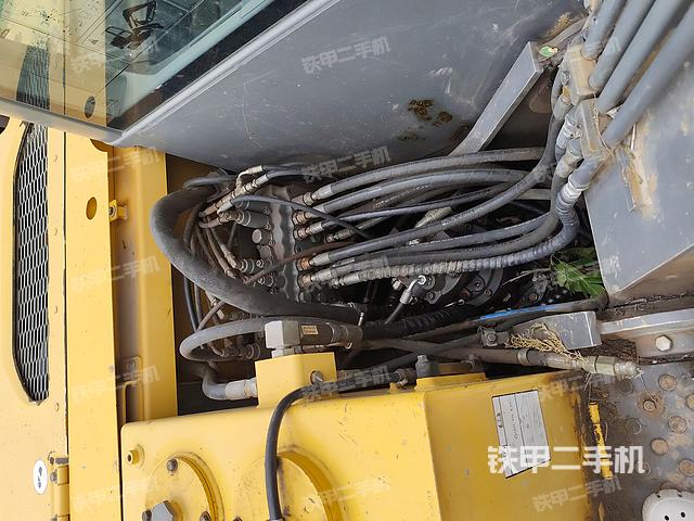 回转马达和主控阀（整机外观）