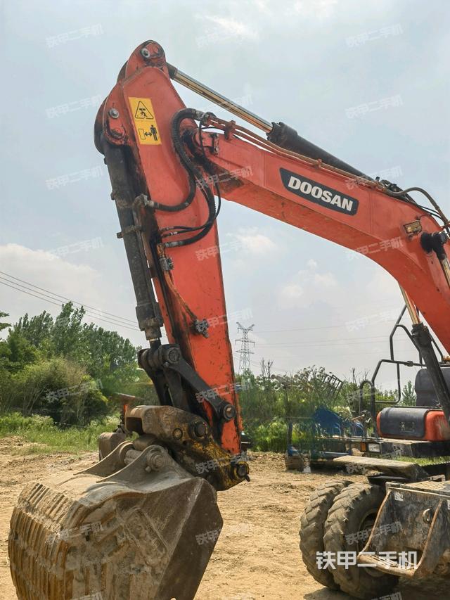 小臂整體左后(工作和回轉(zhuǎn)裝置) 小臂整體左后(工作和回轉(zhuǎn)裝置)