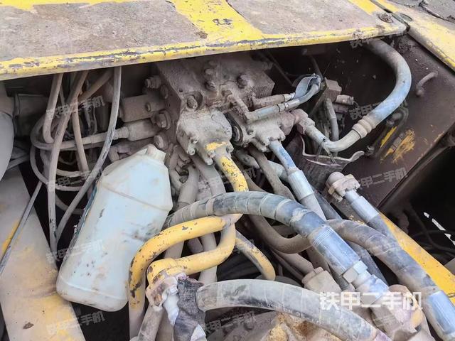 回转马达和主控阀（整机外观）