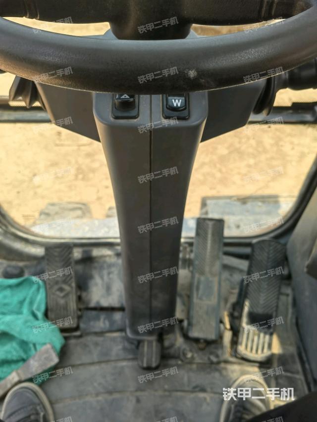 行走控制手柄和踏板?俯拍(駕駛室部分) 行走控制手柄和踏板?俯拍(駕駛室部分)
