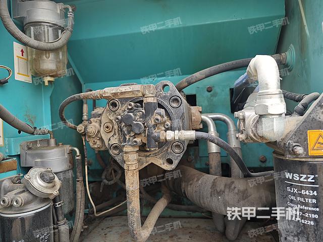 液压泵舱室正面整体（整机外观）