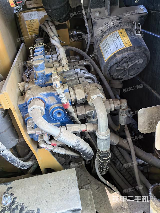 回转马达和主控阀（整机外观）