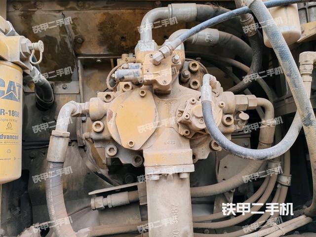 液压泵舱室正面整体（整机外观）