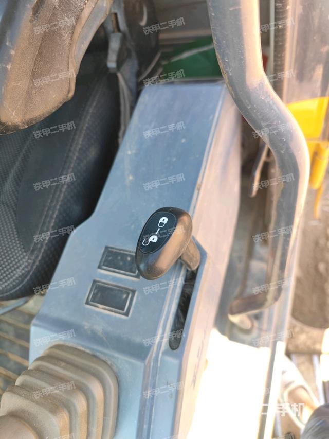 座椅右側(cè)控制臺/鑰匙門/油門/含右手柄(駕駛室部分) 座椅右側(cè)控制臺/鑰匙門/油門/含右手柄(駕駛室部分)