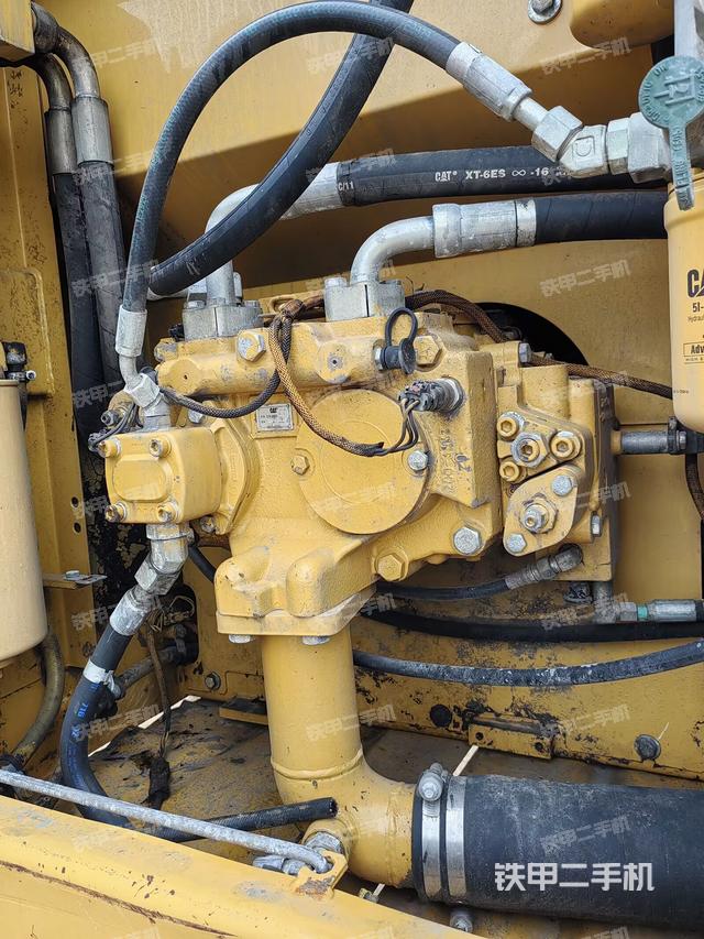 液压泵舱室正面整体（整机外观）