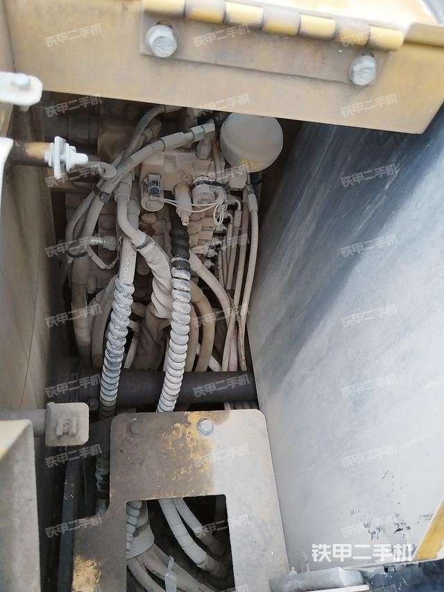 回转马达和主控阀（整机外观）