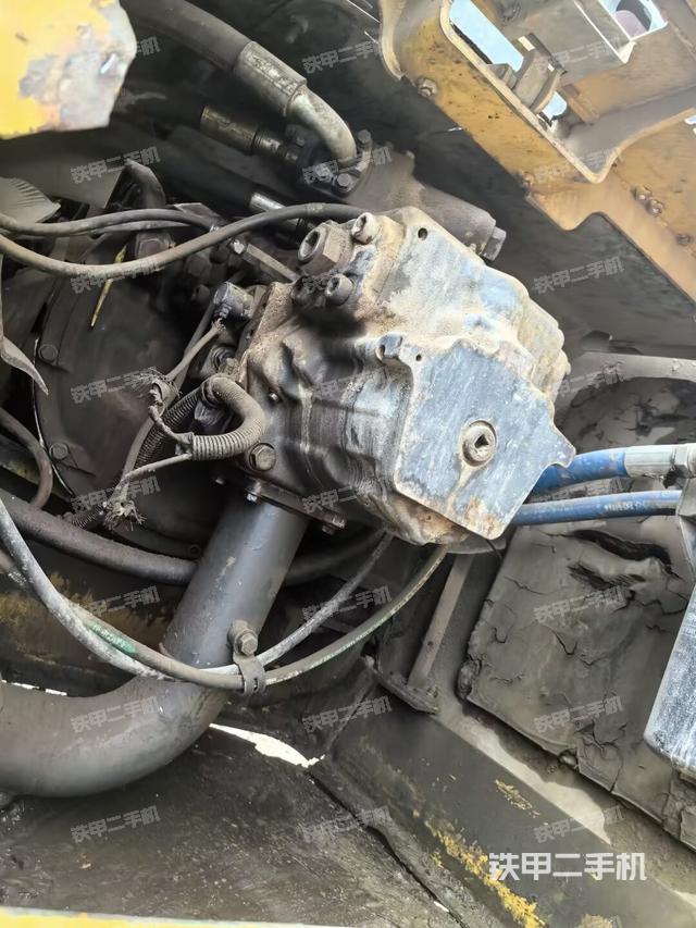 液压泵舱室正面整体（整机外观）