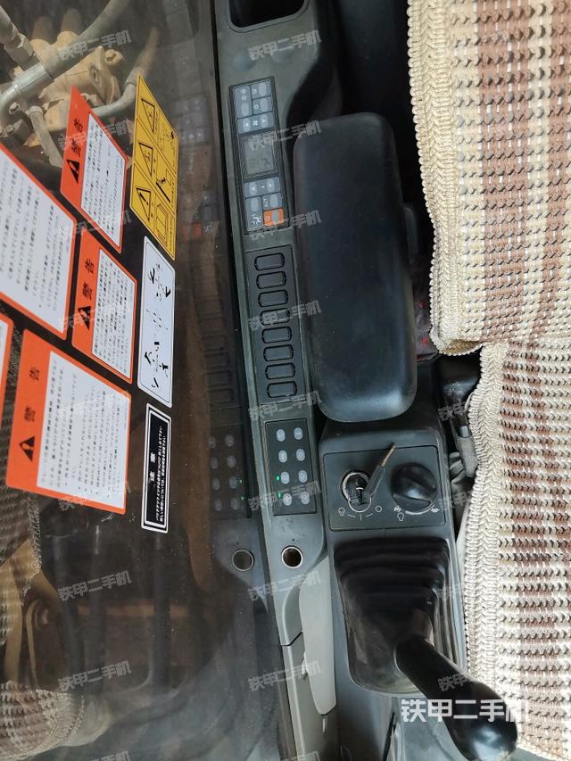 座椅右側(cè)控制臺(tái)/鑰匙門(mén)/油門(mén)/含右手柄(駕駛室部分) 座椅右側(cè)控制臺(tái)/鑰匙門(mén)/油門(mén)/含右手柄(駕駛室部分)