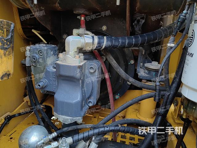 液压泵舱室正面整体（整机外观）