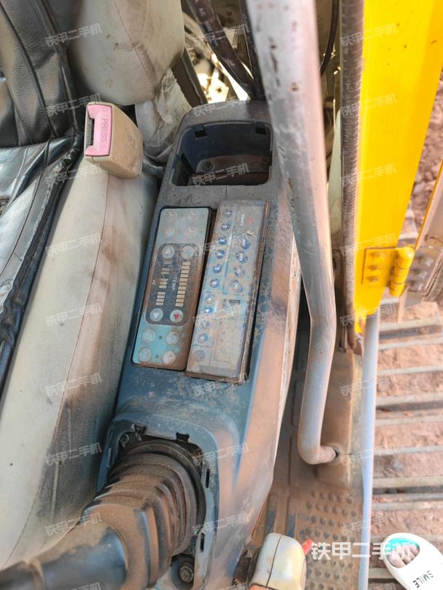 座椅右側(cè)控制臺(tái)/鑰匙門/油門/含右手柄(駕駛室部分) 座椅右側(cè)控制臺(tái)/鑰匙門/油門/含右手柄(駕駛室部分)